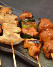 Les Yakitoris, brochettes japonaises adaptées aux goûts Européens