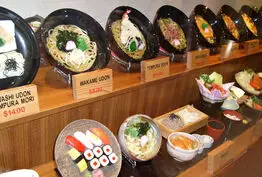 Plats en vitrine des restaurants japonais