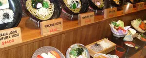 Plats en vitrine des restaurants japonais