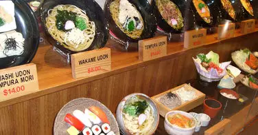 Plats en vitrine des restaurants japonais